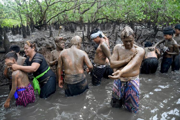 In Pictures: See The Balinese Mud Bath Tradition of Mebuug-Buugan | Al ...